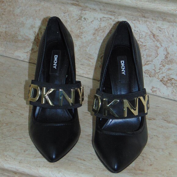 DKNY Genevieve Stiletto Black & Gold Spell Out Pump Heels Pointed Toe- Size 7.5 - Picture 3 of 9